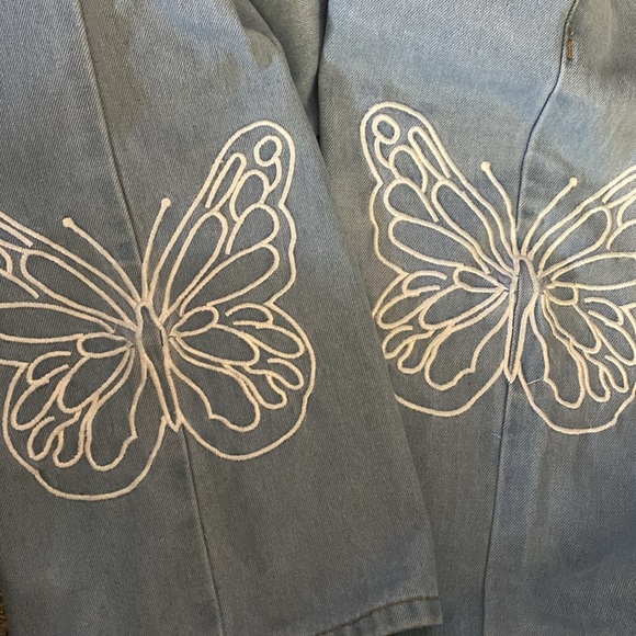 NWT Women's Medium Wash Straight Leg Jeans with Butterfly Embroidery - Picture 3 of 6